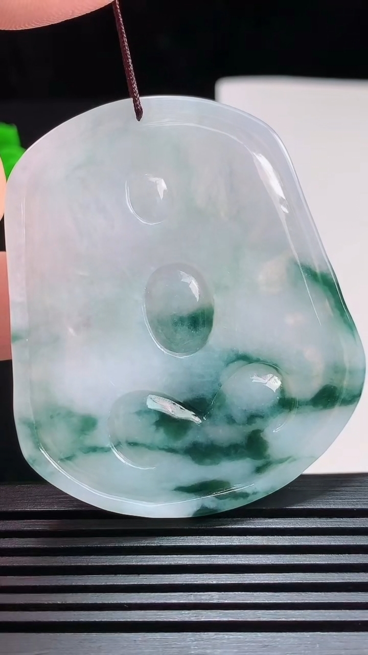 天然A货翡翠飘花千手观音菩萨吊坠，尺寸56.2-48-5.2 重量:25.81g
7月29日