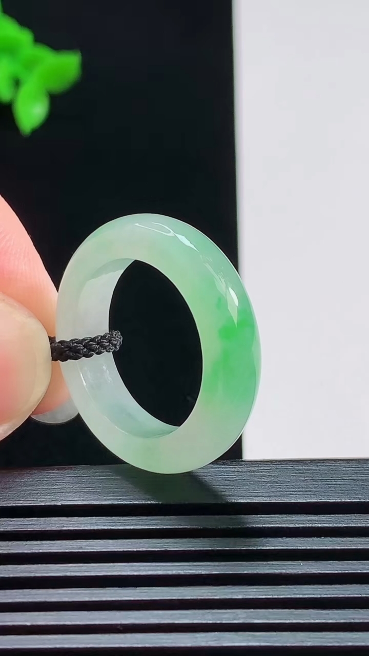 天然A货翡翠玉指环 戒指，尺寸17.6-5.5-3.8 重量:4.66g2026年7月29日
工厂直