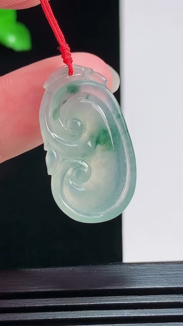 天然A货翡翠冰种飘花如意吊坠，尺寸28-15.6-3.5 重量:3.38g
7月29日
