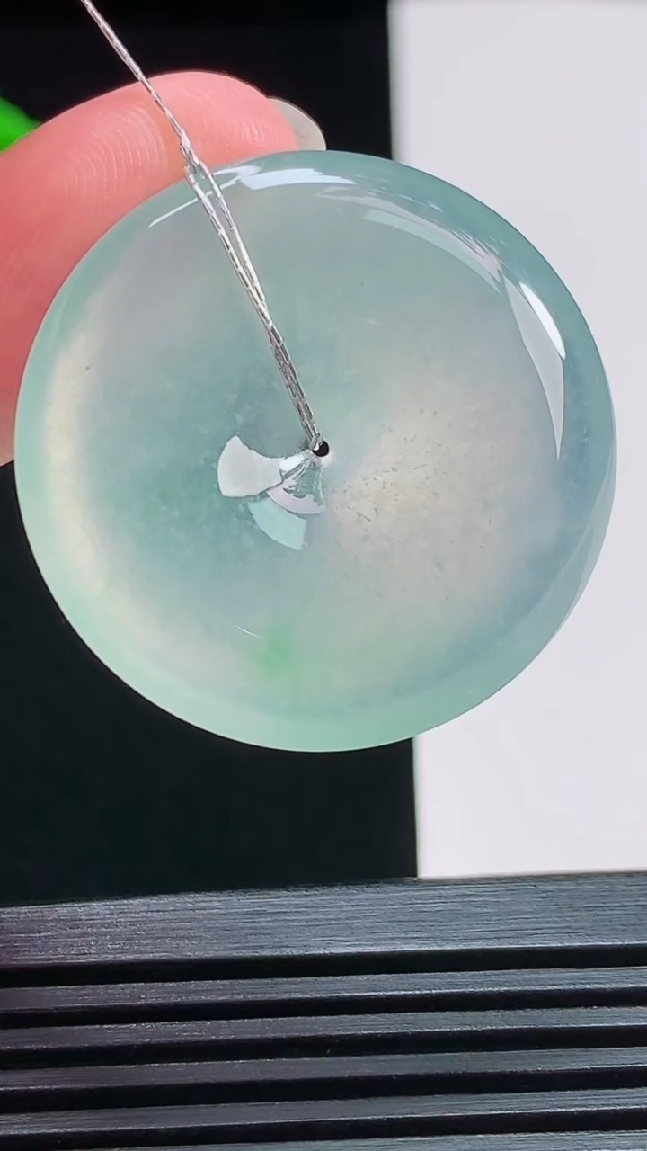 天然A货翡翠平安扣吊坠，尺寸32-5.8 重量:12.70g
7月29日