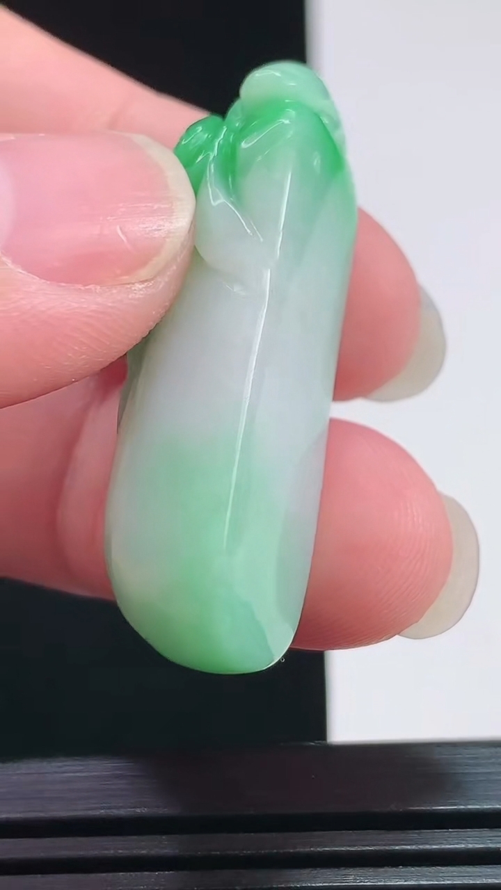 天然A货翡翠福瓜吊坠，尺寸40.6-13-13.8 重量:15.00g
7月29日
