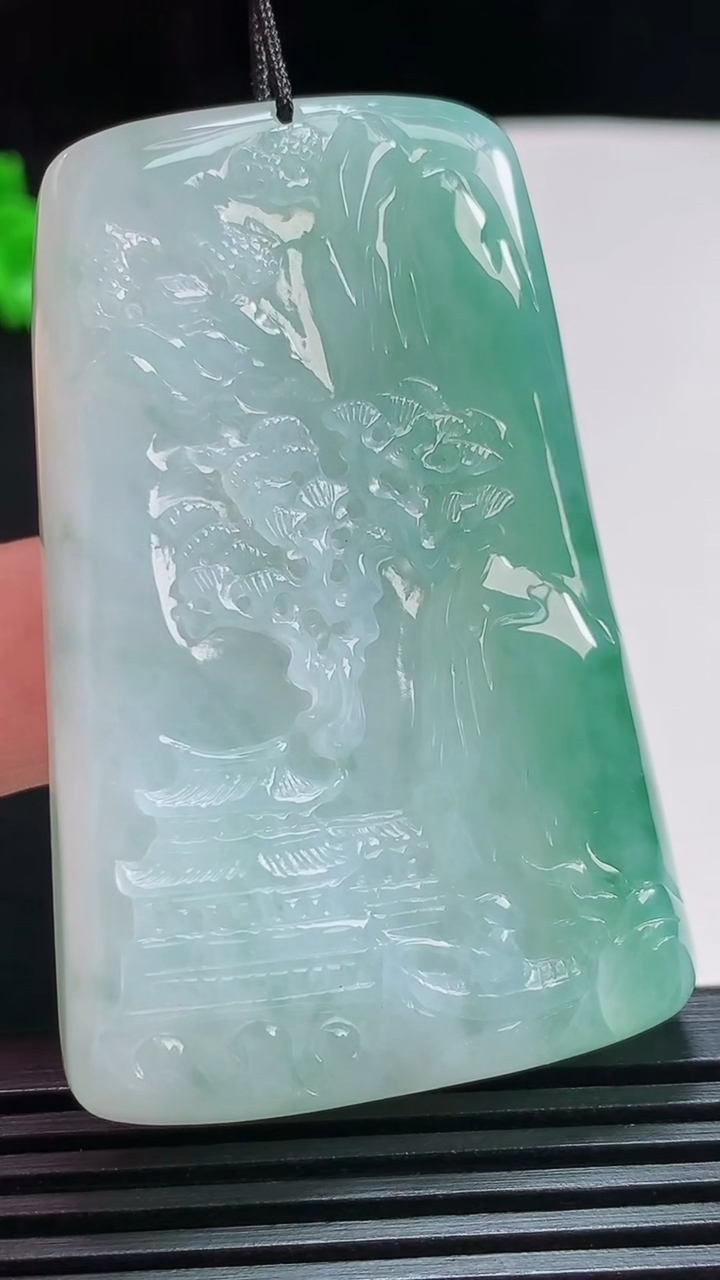 天然A货翡翠牌吊坠，尺寸57-37-9 重量:45.78g
7月29日