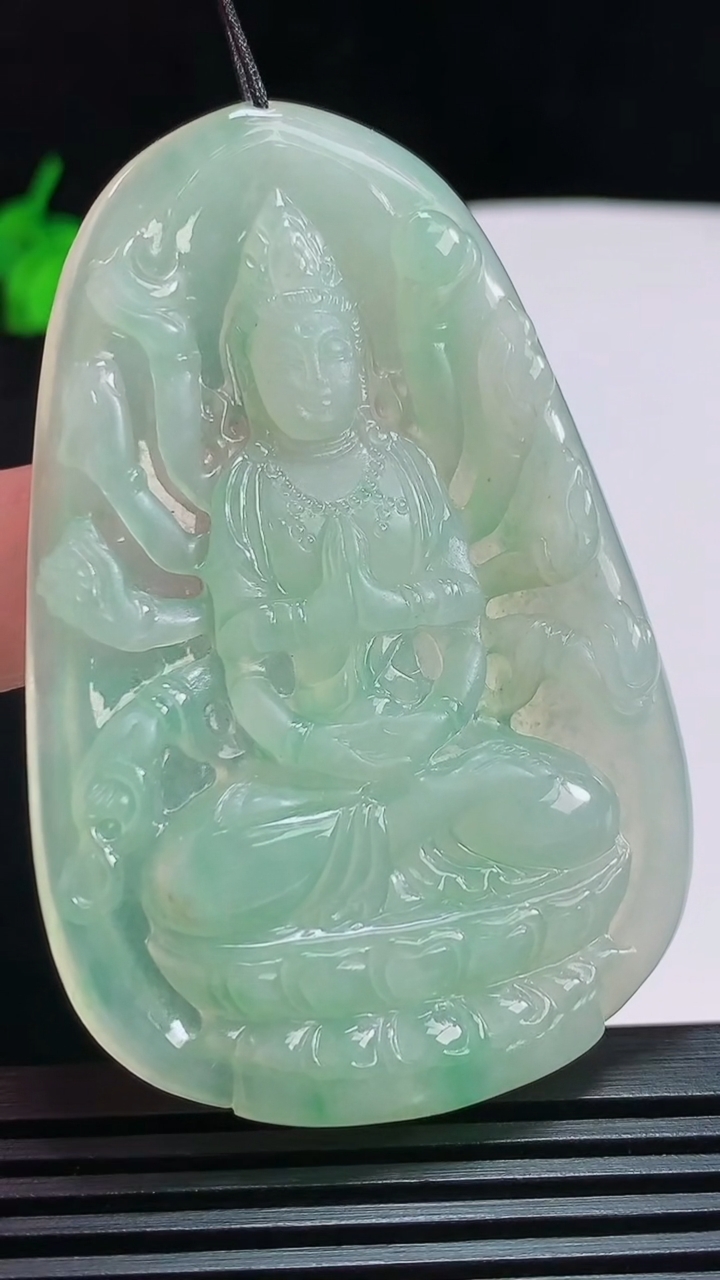 天然A货翡翠千手观音菩萨吊坠，尺寸67.5-44-5.8 重量:31.70g
7月29日