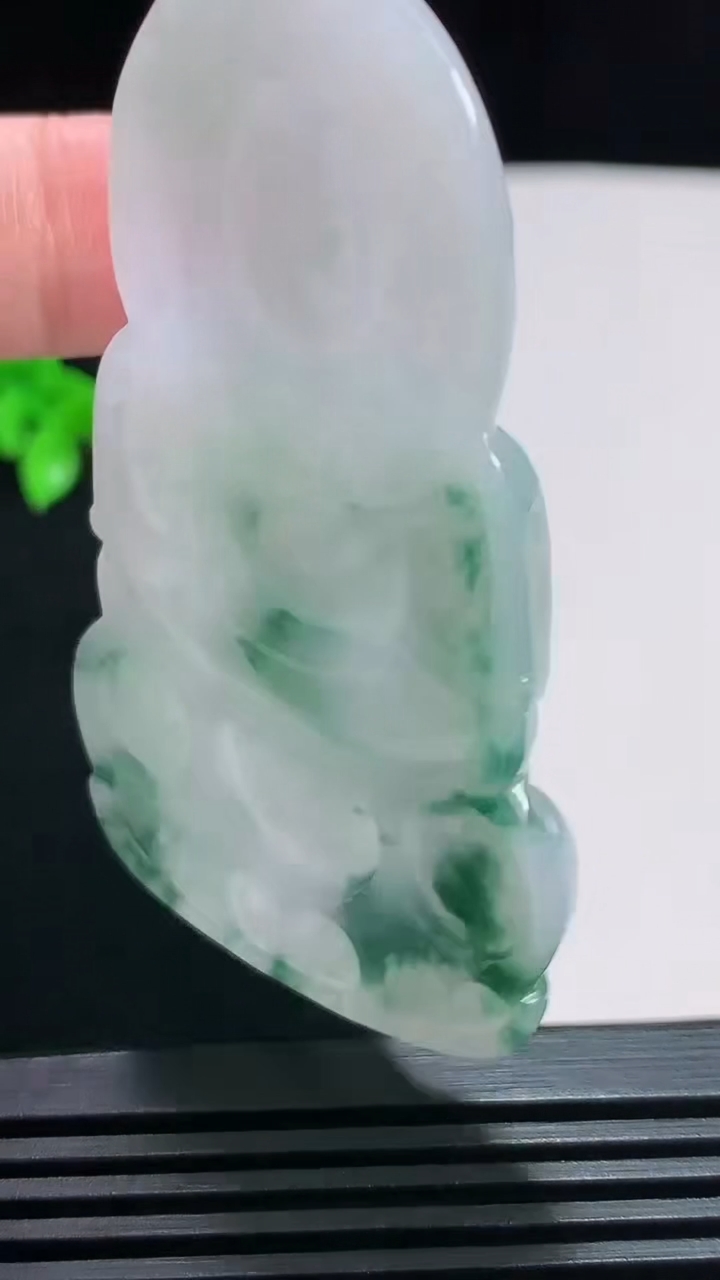 天然A货翡翠飘花正装观音吊坠，尺寸65-39-5.8 重量:26.26g
7月29日