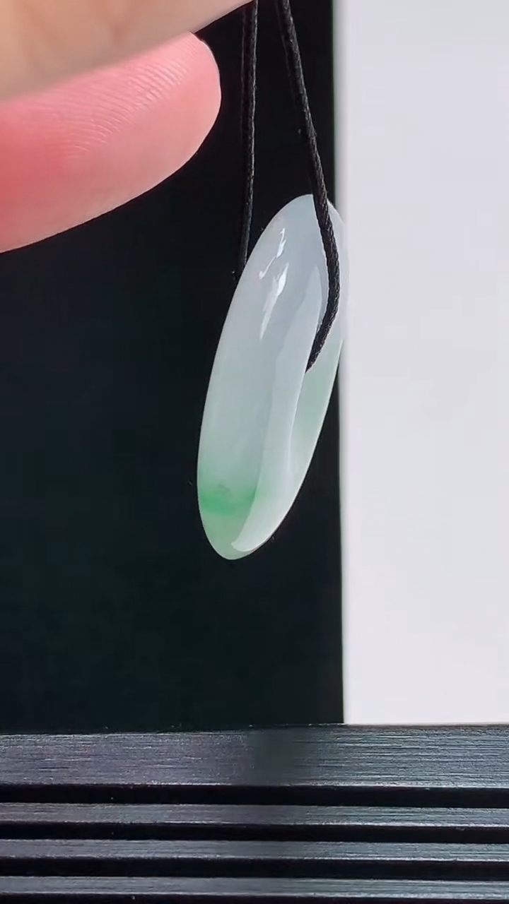 天然A货翡翠平安扣吊坠，尺寸25-5.5 重量:7.44g
7月29日