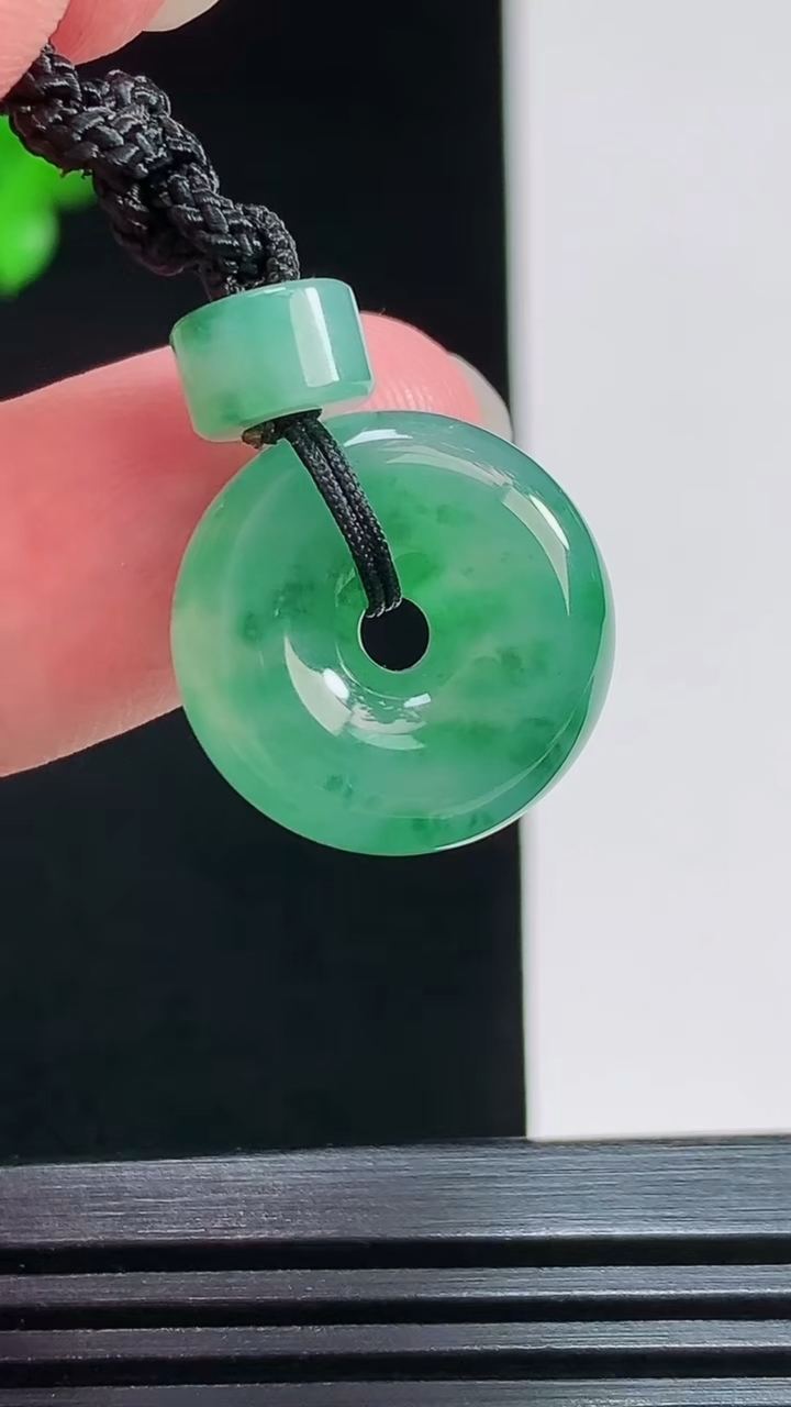 天然A货翡翠冰种飘花平安环吊坠，尺寸16.5-6.5 重量:5.00g
7月29日