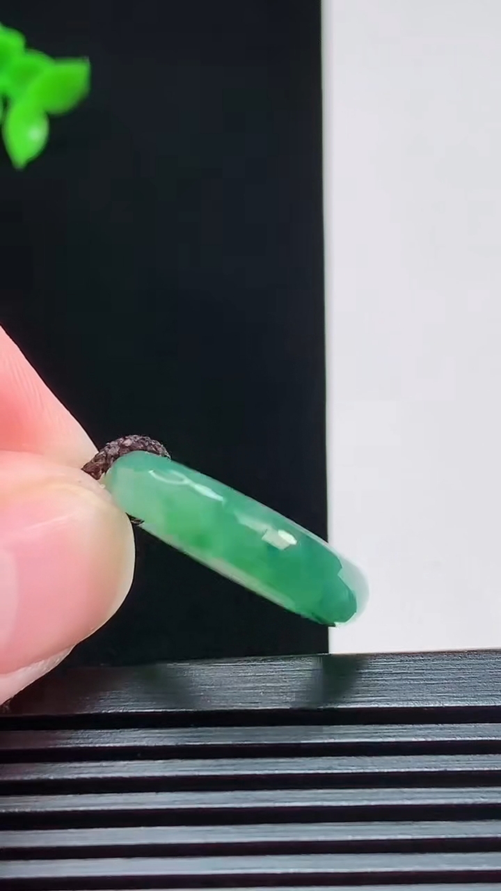 天然A货翡翠飘花玉指环 戒指，尺寸16.2-4.6-3 重量:2.81g2026年7月29日
工厂直销收藏佳品,种好水足，色泽均匀，有种有色，上手高大气！