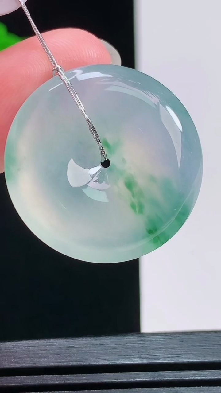 天然A货翡翠平安扣吊坠，尺寸26.5-5.5 重量:7.90g
7月29日