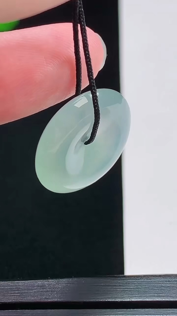 天然A货翡翠平安扣吊坠，尺寸20-4.6 重量:3.79g
7月29日