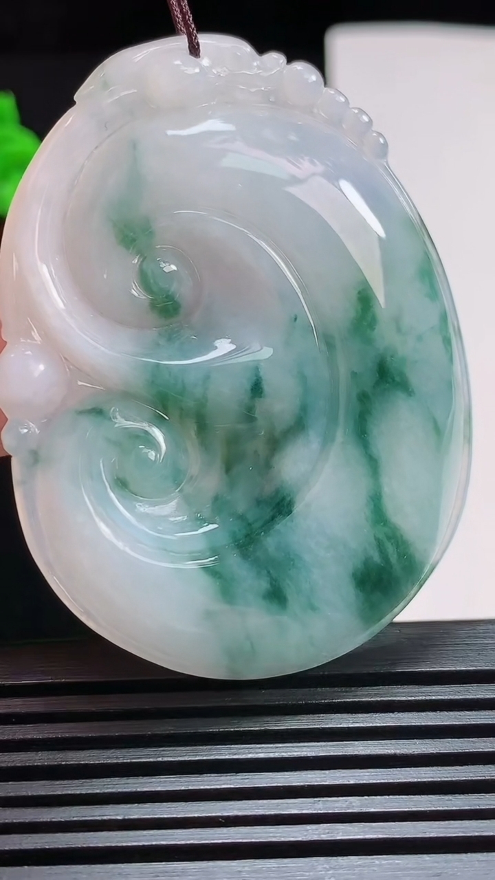 天然A货翡翠飘花如意吊坠，尺寸57-42.3-5.8 重量:25.91g
7月29日