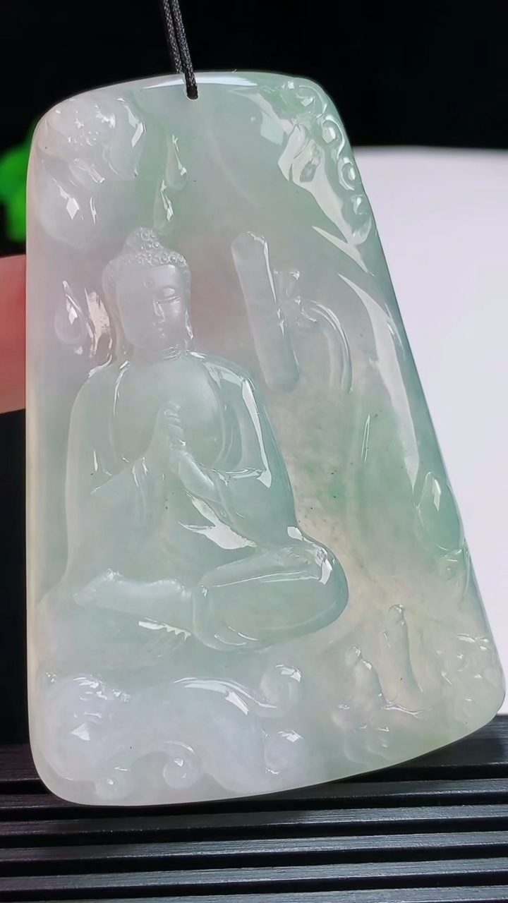 天然A货翡翠大日如来佛吊坠，尺寸67-44.5-5.2 重量:35.96g
7月29日