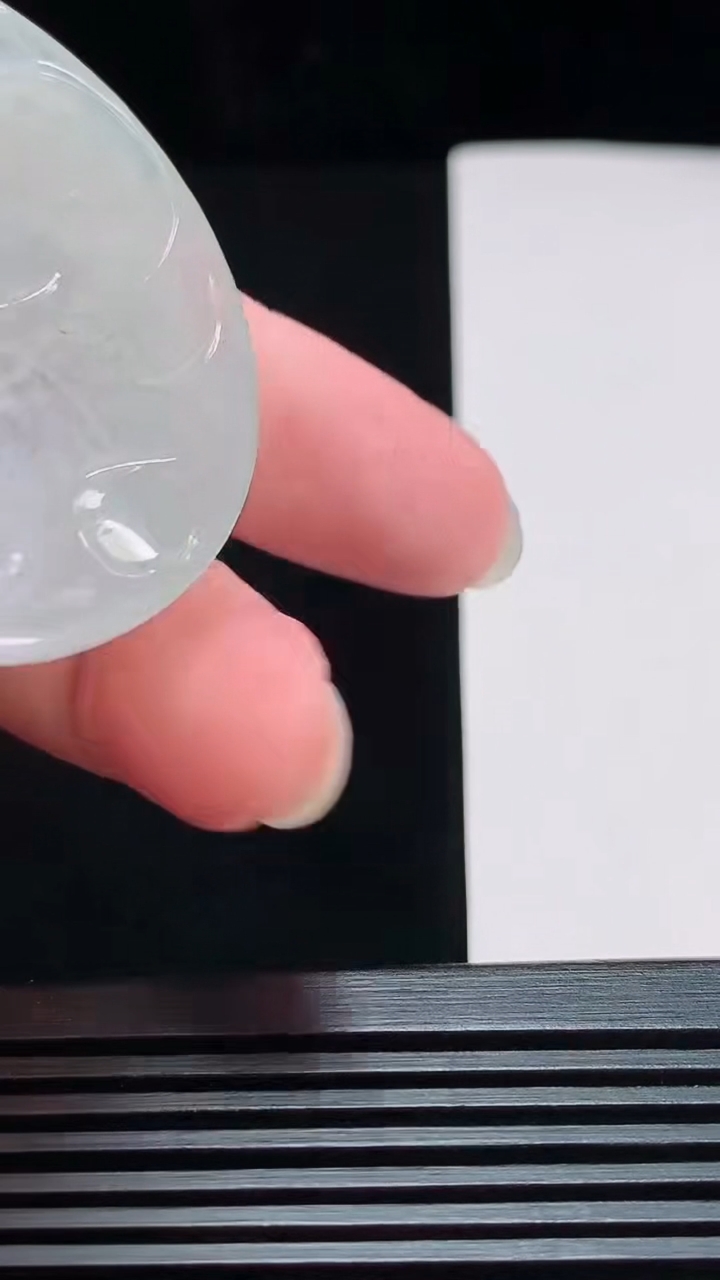 天然A货翡翠虚空藏菩萨吊坠，尺寸52.5-4.5 重量:27.51g
7月29日