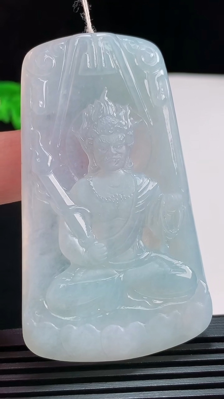 天然A货翡翠飘花不动明王吊坠，尺寸67-39-5.6 重量:33.51g
7月29日