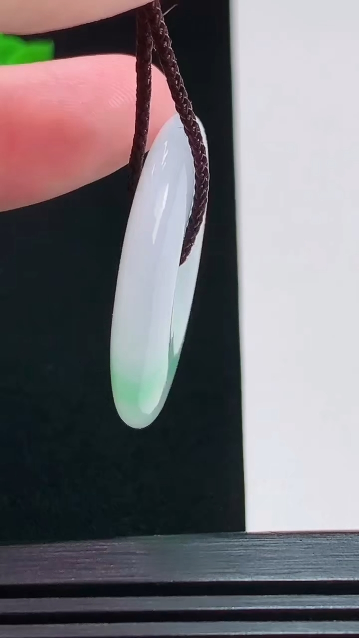 天然A货翡翠平安扣吊坠，尺寸34.5-5.5 重量:14.28g
7月29日