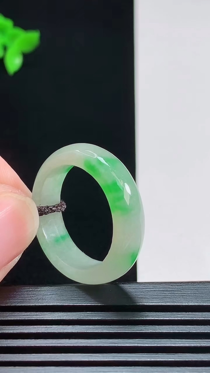 天然A货翡翠玉指环 戒指，尺寸19-6-4 重量:4.66g2026年7月29日
工厂直销收藏佳品,