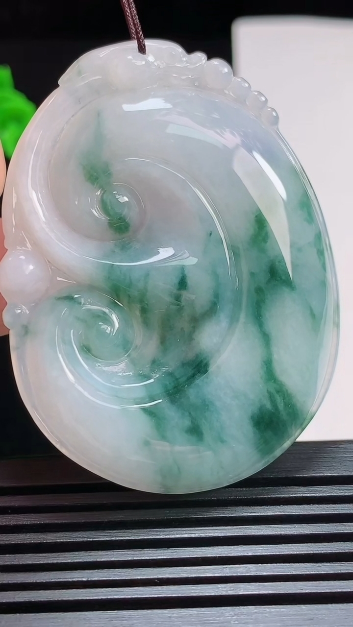 天然A货翡翠飘花如意吊坠，尺寸57-42.3-5.8 重量:25.91g
7月29日