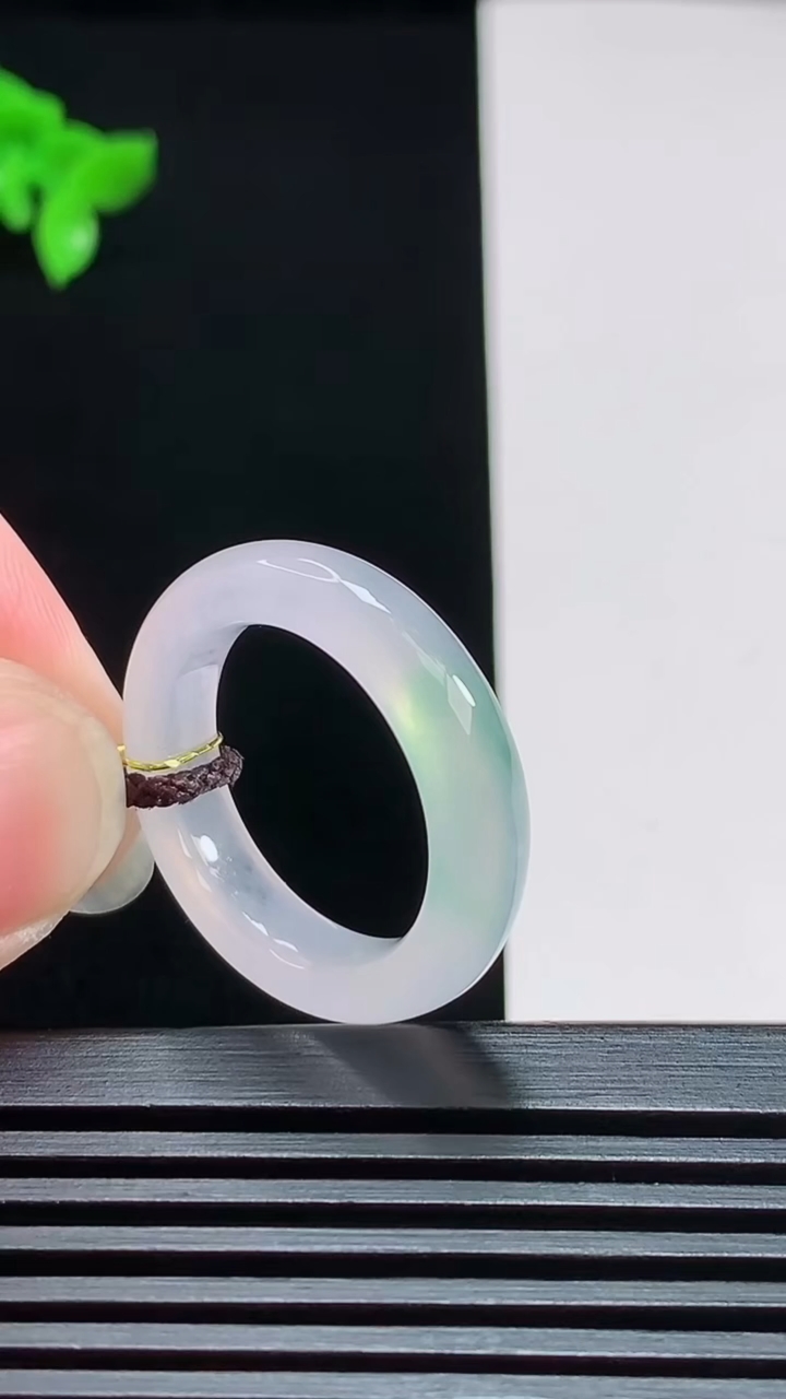 天然A货翡翠玉指环 戒指，尺寸18-5.2-4 重量:4.42g2026年7月29日
工厂直销收藏佳品,种好水足，色泽均匀，有种有色，上手高大气！