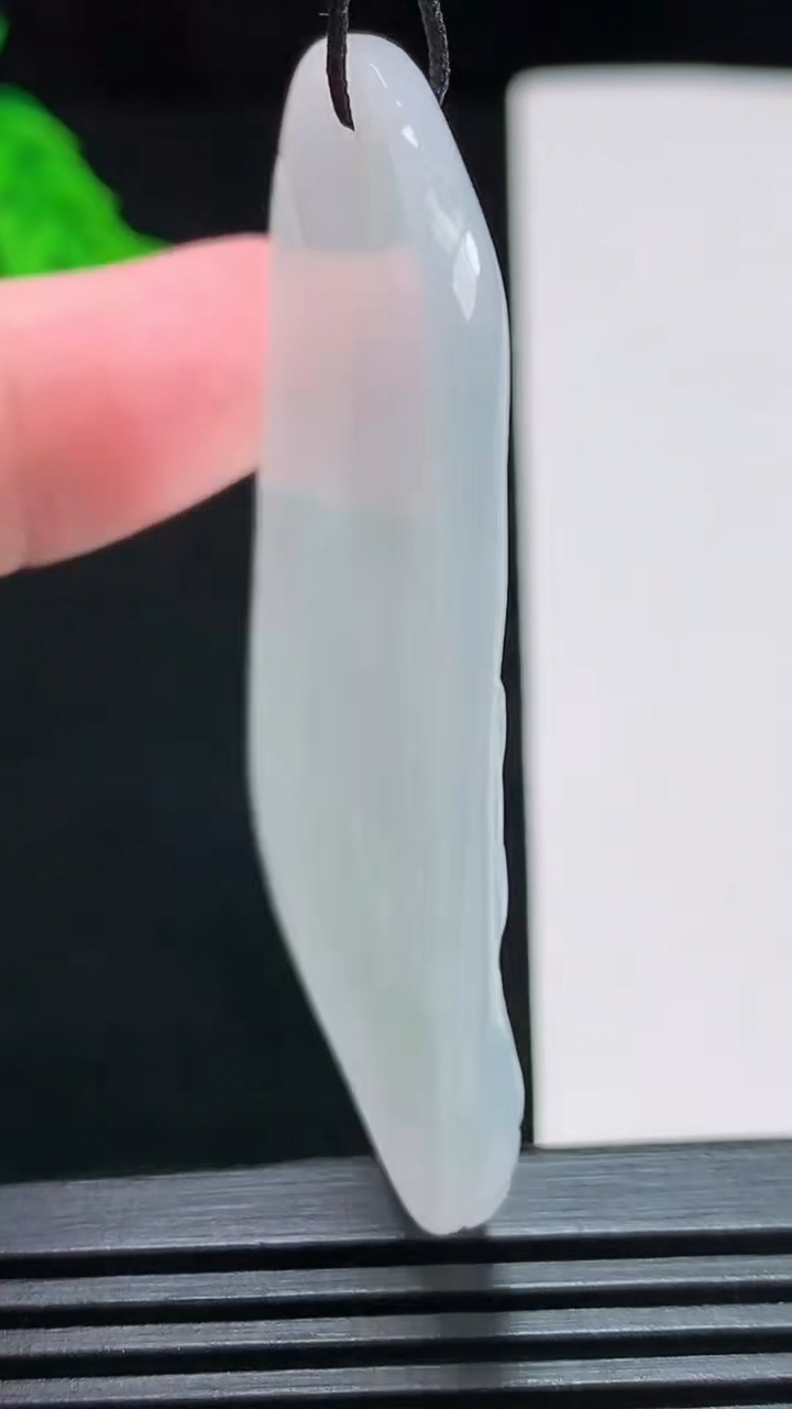 天然A货翡翠飘花阿弥陀佛吊坠，尺寸56-38-4.5 重量:21.80g
7月29日