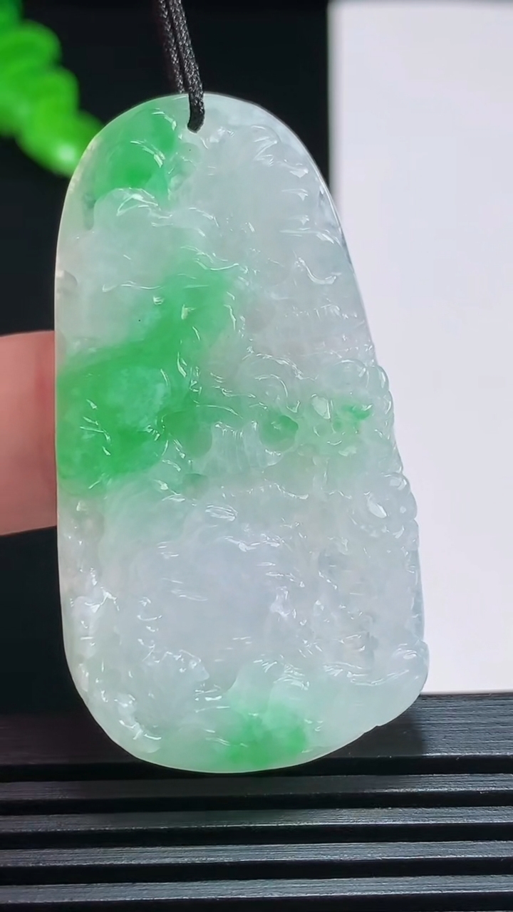 天然A货翡翠山水牌吊坠，尺寸49.5-26-5.2 重量:15.71g
7月29日