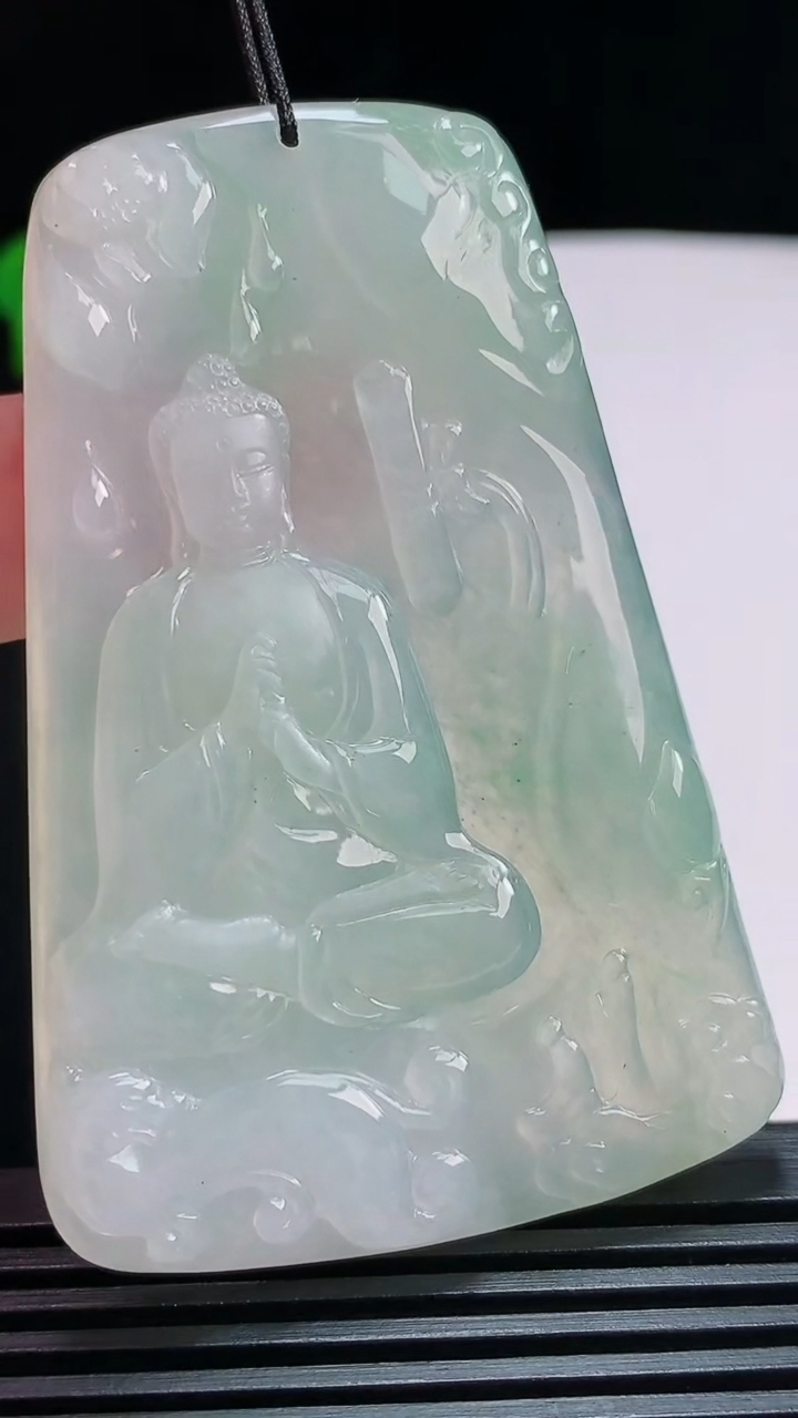 天然A货翡翠大日如来佛吊坠，尺寸67-44.5-5.2 重量:35.96g
7月29日