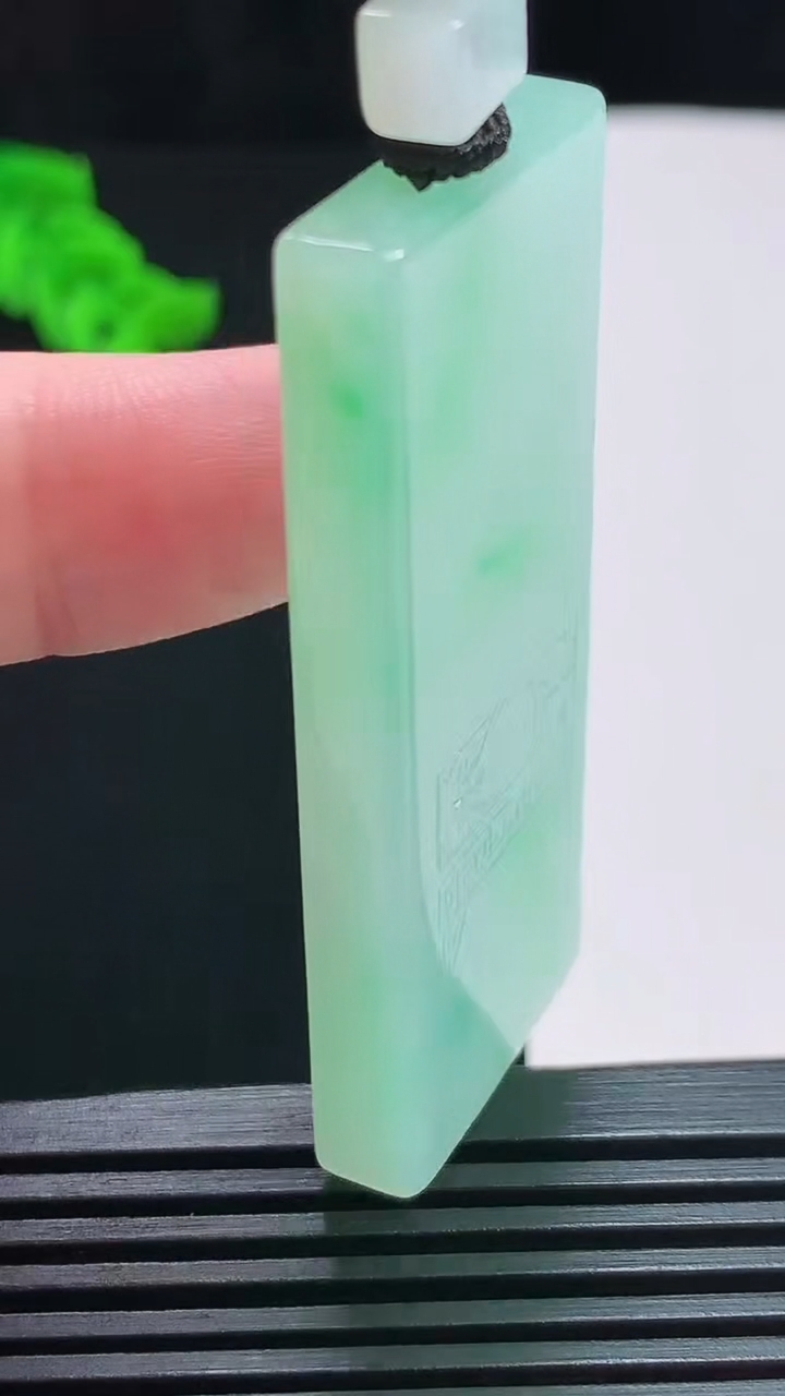 天然A货翡翠仿古无事牌吊坠，尺寸54-22-6.6 重量:21.19g
7月29日