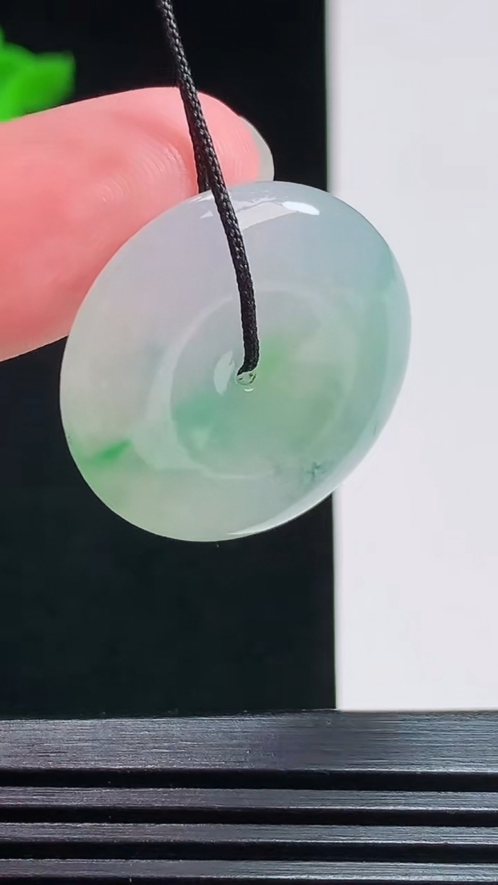 天然A货翡翠平安扣吊坠，尺寸25-5.5 重量:7.44g
7月29日