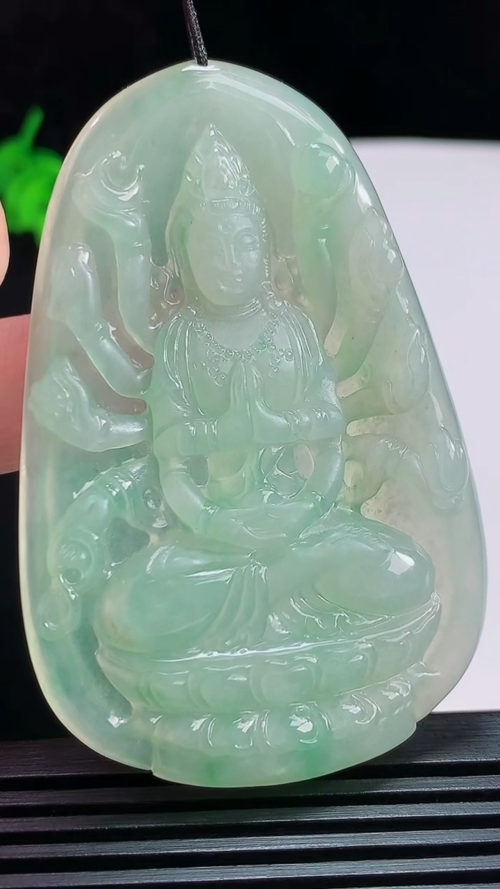 天然A货翡翠千手观音菩萨吊坠，尺寸67.5-44-5.8 重量:31.70g
7月29日