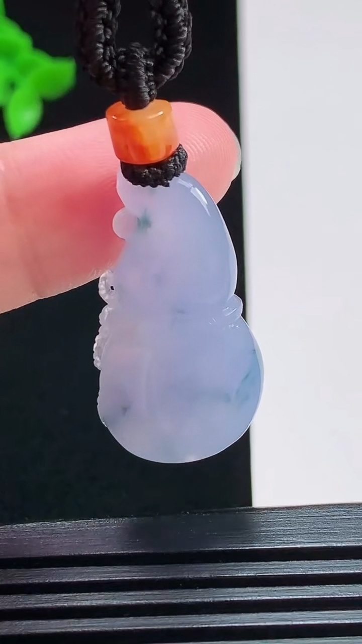天然A货翡翠种紫罗兰 飘花葫芦吊坠，尺寸28-16-9.3 重量:10.73g
7月29日
