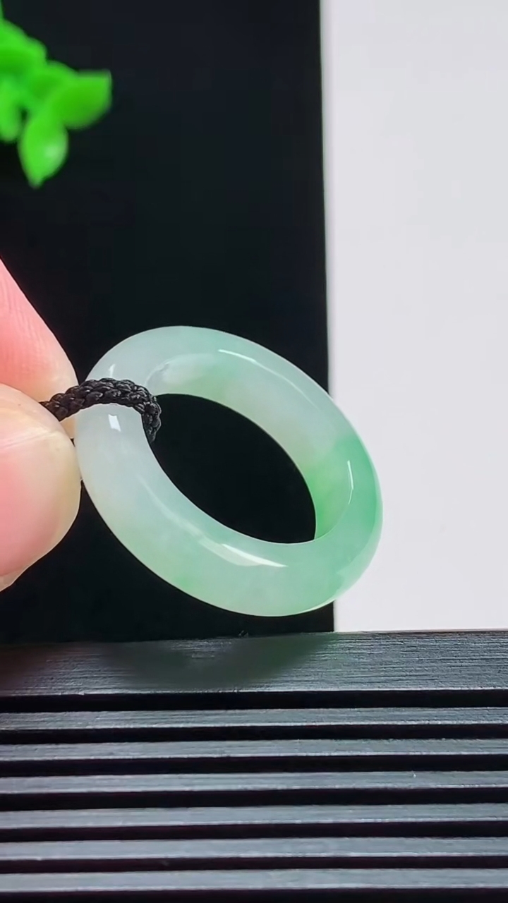 天然A货翡翠玉指环 戒指，尺寸17.6-5.5-3.8 重量:4.66g2026年7月29日
工厂直销收藏佳品,种好水足，色泽均匀，有种有色，上手高大气！