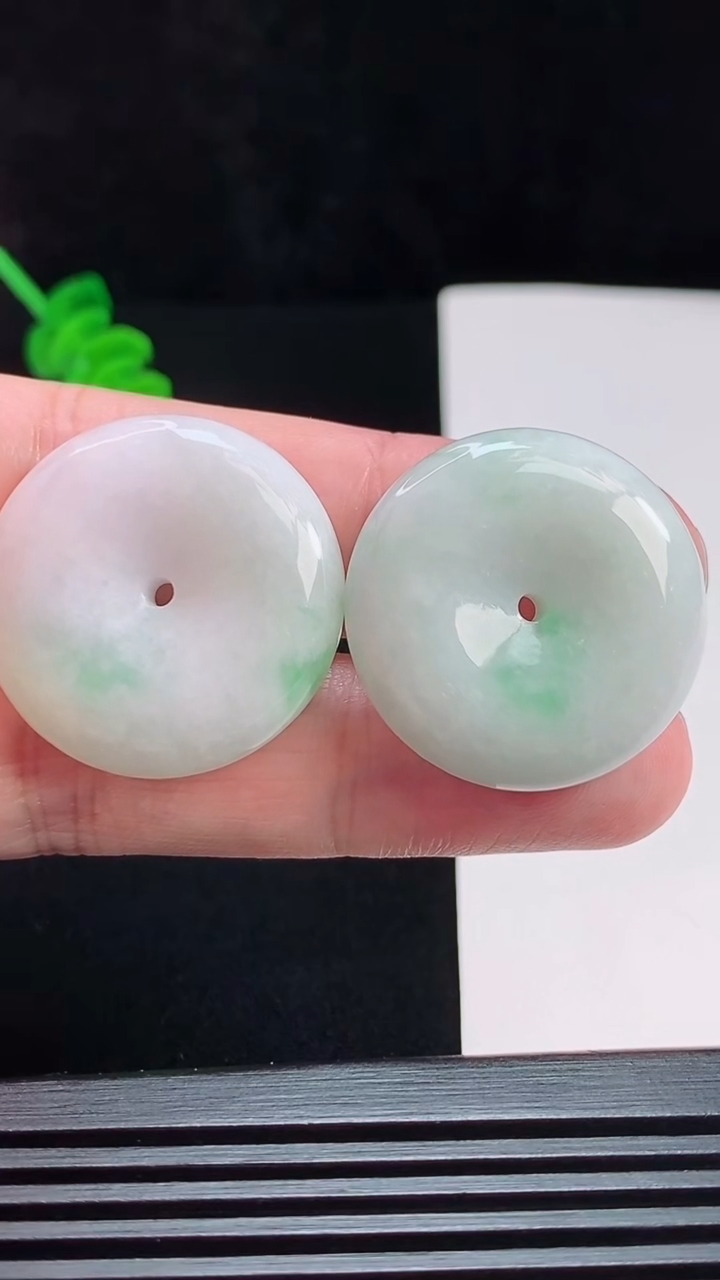 天然A货翡翠平安扣吊坠一对，尺寸27.5-7.6 重量:25.53g  h172
7月29日