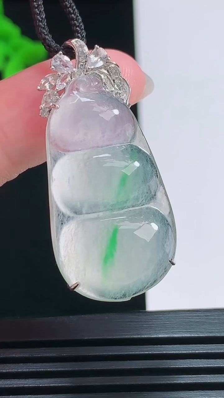 天然A货翡翠福豆吊坠，尺寸38.5-18-8，裸石32.5-18 重量:5.37g
7月29日