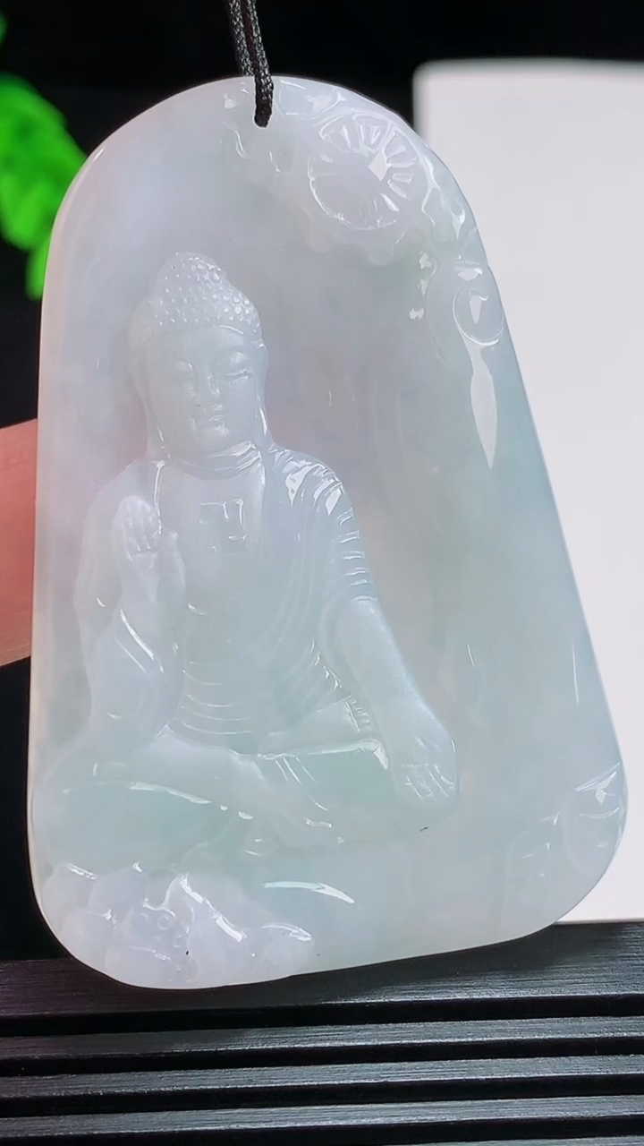 天然A货翡翠飘花阿弥陀佛吊坠，尺寸56-38-4.5 重量:21.80g
7月29日