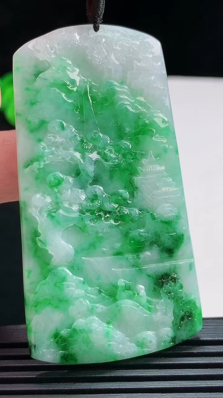 天然A货翡翠山水牌吊坠，尺寸67-35.8-4.6 重量:27.69g
7月29日