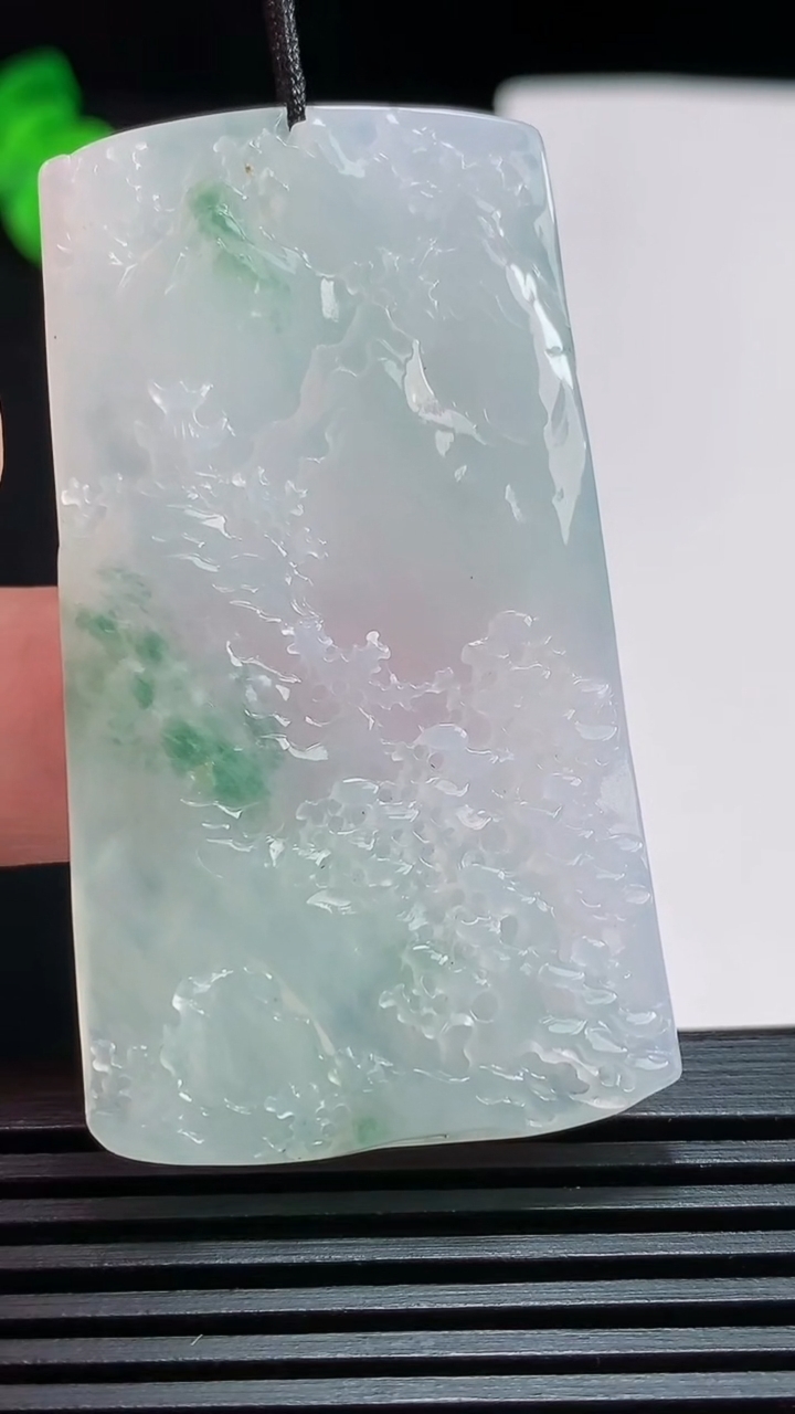 天然A货翡翠牌吊坠，尺寸55-30.6-4.8 重量:18.80g
7月29日