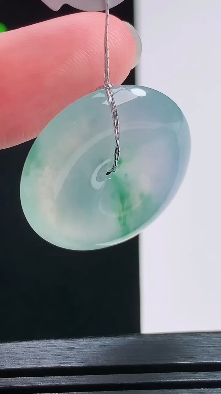 天然A货翡翠平安扣吊坠，尺寸26.5-5.5 重量:7.90g
7月29日