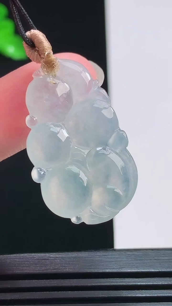天然A货翡翠灵猴献瑞吊坠，尺寸31.5-19-4.8 重量:5.42g
7月29日