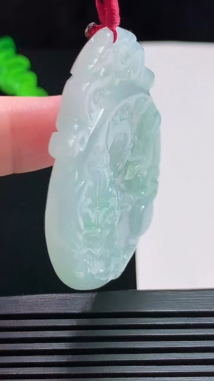 天然A货翡翠龙牌吊坠，尺寸54-42.8-5.6 重量:24.95g
7月29日