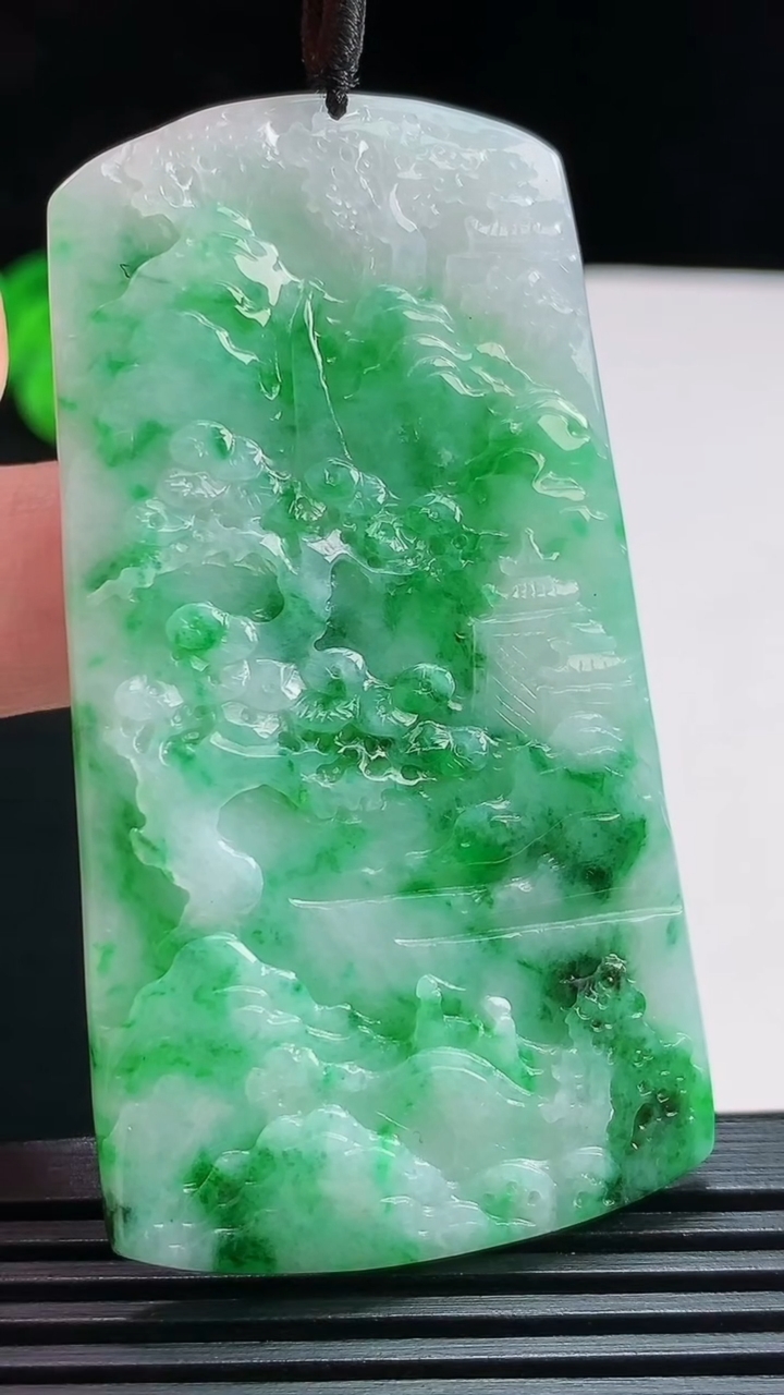 天然A货翡翠山水牌吊坠，尺寸67-35.8-4.6 重量:27.69g
7月29日