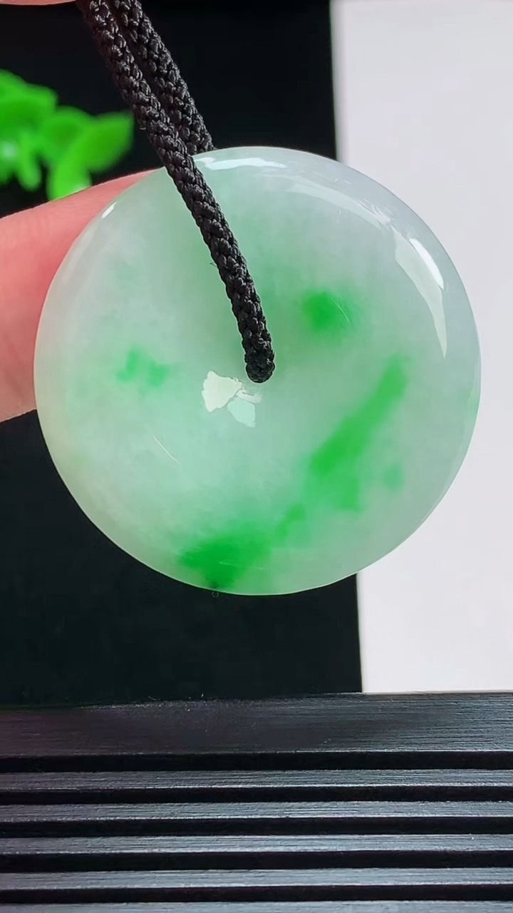 天然A货翡翠平安扣吊坠，尺寸32.5-5 重量:11.96g
7月29日