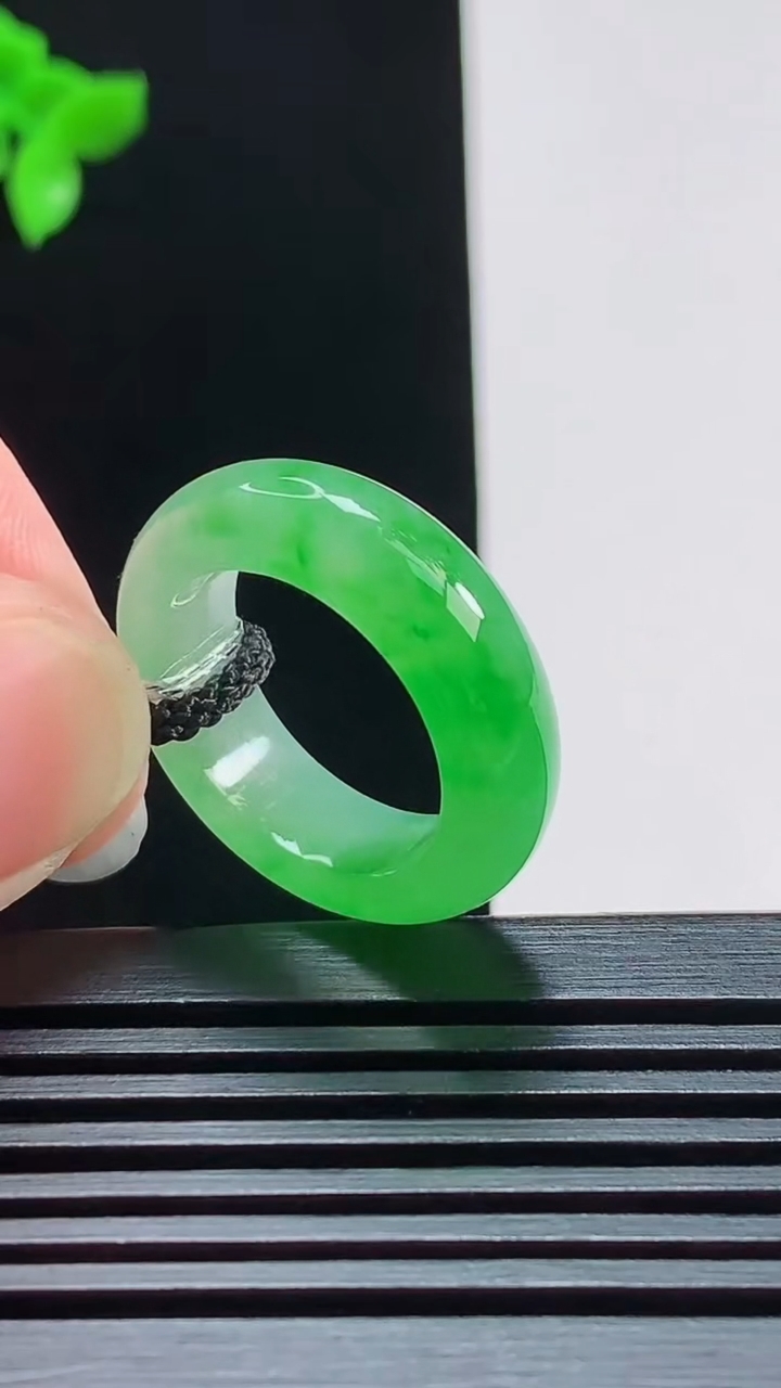 天然A货翡翠玉指环 戒指，尺寸16.2-6.5-3.5 重量:4.87g2026年7月29日
工厂直销收藏佳品,种好水足，色泽均匀，有种有色，上手高大气！