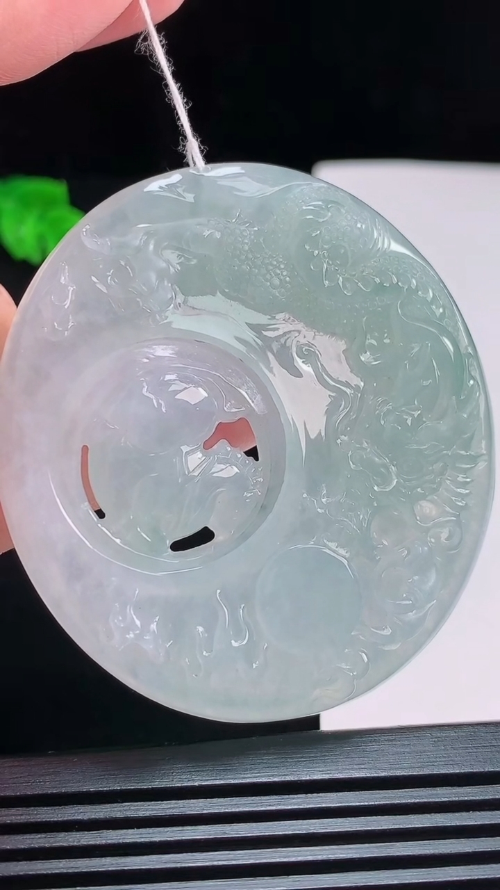天然A货翡翠龙马牌吊坠，尺寸58-52-6.8 重量:38.14g
7月29日