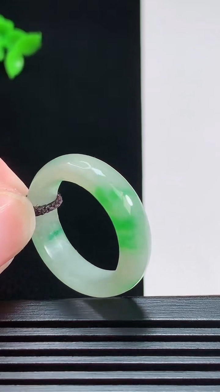 天然A货翡翠玉指环 戒指，尺寸19-6-4 重量:4.66g2026年7月29日
工厂直销收藏佳品,种好水足，色泽均匀，有种有色，上手高大气！