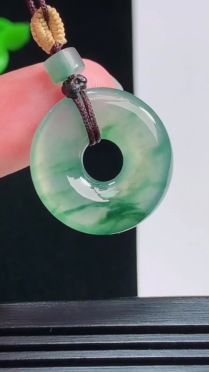 天然A货翡翠冰种飘花平安环吊坠，尺寸21-3.2 重量:3.56g
7月29日