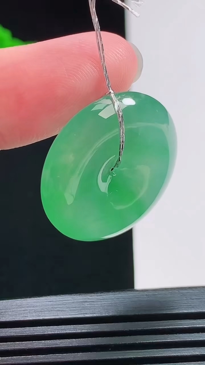天然A货翡翠平安扣吊坠，尺寸25.6-5.5 重量:7.72g
7月29日