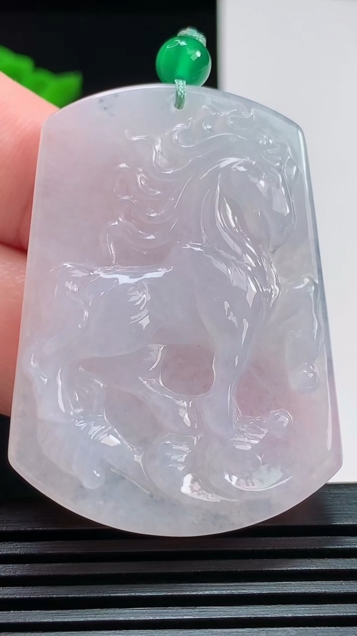 天然A货翡翠生肖马牌吊坠，尺寸49-35.5-6 重量:17.86g
7月29日