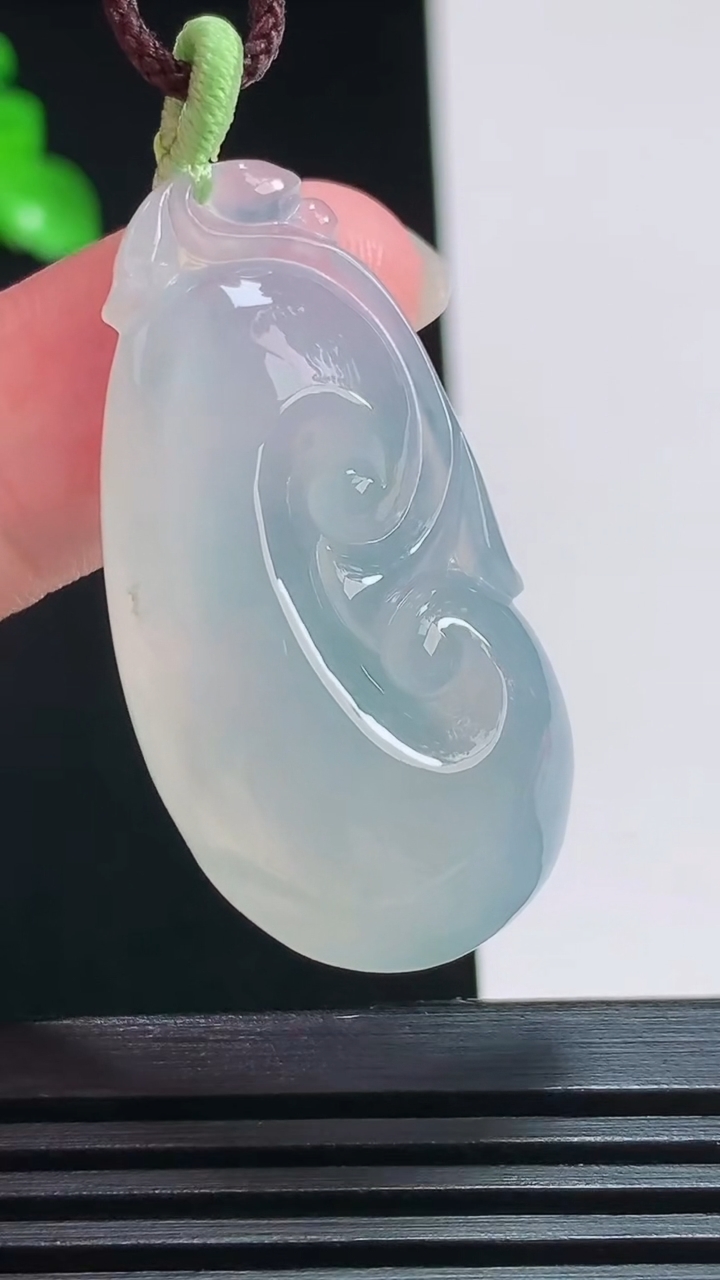 天然A货翡翠如意吊坠，尺寸40-20-7.6 重量:10.89g
7月29日