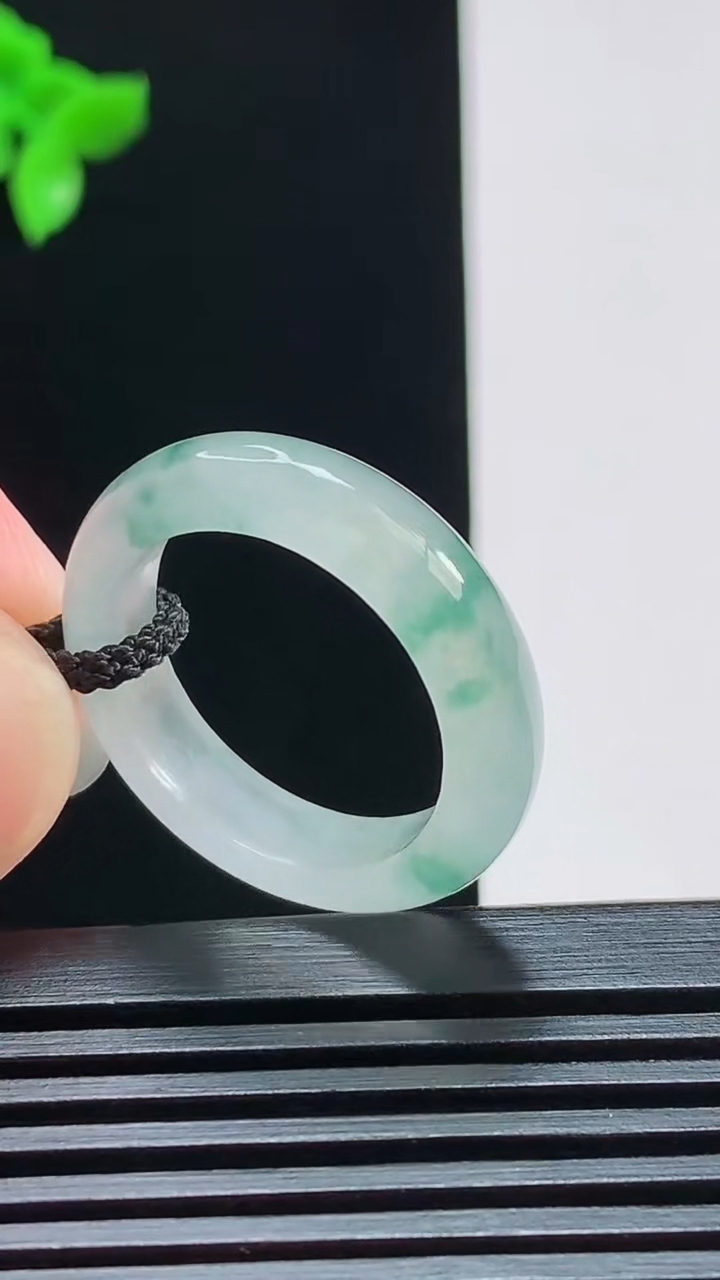 天然A货翡翠飘花玉指环 戒指，尺寸18.8-5.2-3.2 重量:4.07g2026年7月29日
工厂直销收藏佳品,种好水足，色泽均匀，有种有色，上手高大气！