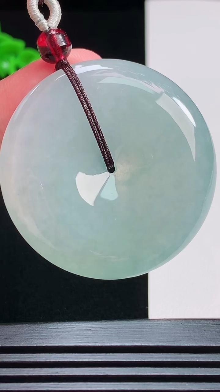 天然A货翡翠平安扣吊坠，尺寸41-6.8 重量:26.12g
7月29日
