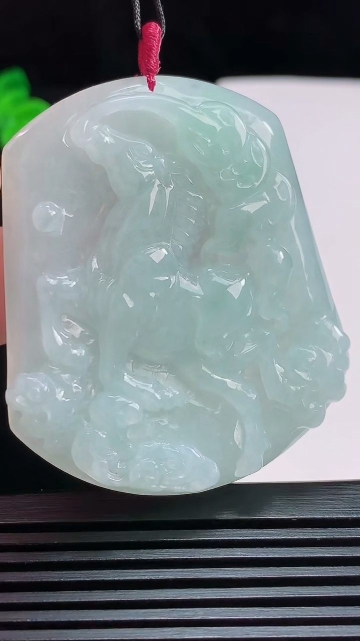 天然A货翡翠生肖马牌吊坠，尺寸52.6-45-6.3 重量:30.83g
7月29日