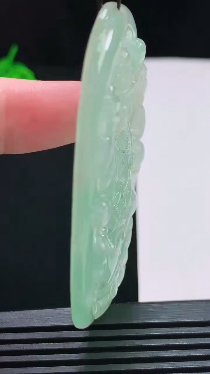 天然A货翡翠千手观音菩萨吊坠，尺寸67.5-44-5.8 重量:31.70g
7月29日